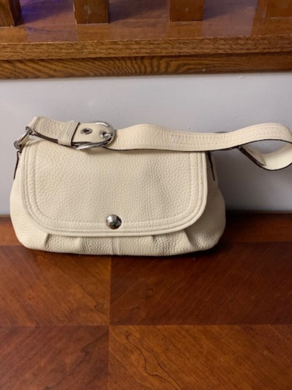 Like New Vintage cream pleated Leather coach shoulder bag with snap